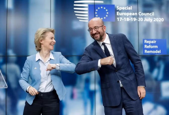 Chủ tịch Uỷ ban châu Âu Jean Michel và giám đốc EC Ursula von der Leyen ăn mừng thoả thuận. Ảnh: Reuters