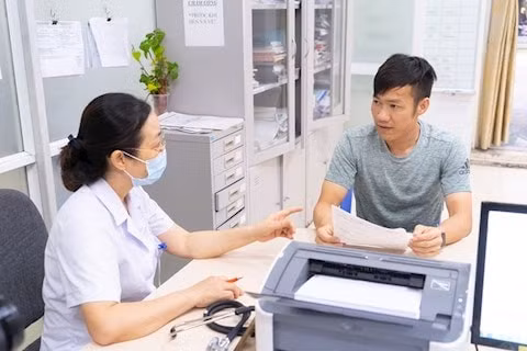 Cầu thủ Lê Tấn Tài qua bài kiểm tra y tế để gia nhập CLB Hà Nội. Ảnh: internet.