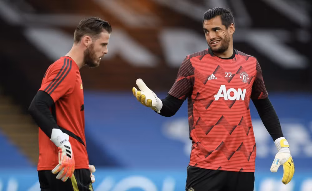 De Gea bị bỏ rơi để trao niềm tin cho Romero. Ảnh: internet.