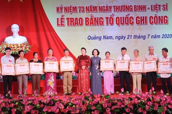 Chủ tịch Quốc hội Nguyễn Thị Kim Ngân và Trưởng Ban Dân vận Trung ương Trương Thị Mai trao Bằng Tổ quốc ghi công cho gia đình các liệt sĩ. Ảnh: TTXVN