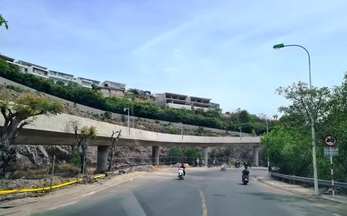 Villa ken đặc trên sườn núi đường lên khu vực núi Chụt, phường Vĩnh Nguyên và Vĩnh Trường.