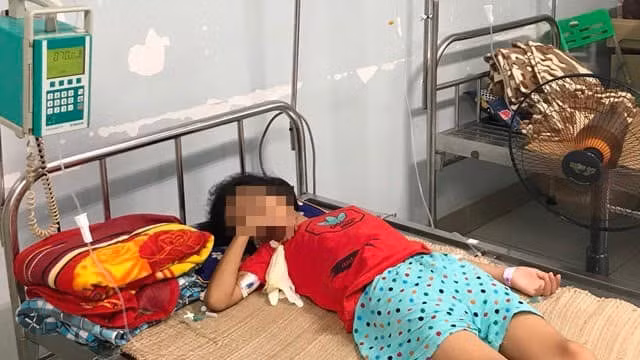 Cháu Diệu Linh (11 tuổi, Quảng Ninh) đang cấp cứu tại Bệnh viện Nhi Trung ương.