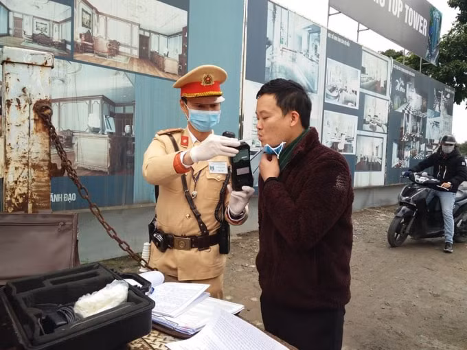 Việc kiểm tra xử lý vi phạm về nồng độ cồn phải tuân thủ theo khuyến cáo của Bộ Y tế, đảm bảo an toàn cho người tham gia giao thông và cán bộ thi hành nhiệm vụ. Ảnh: TL
