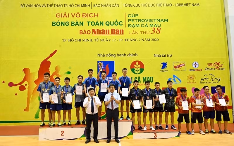 Ông Quế Đình Nguyên và ông Nguyễn Danh Hoàng Việt trao huy chương và phần thưởng cho các vận động viên đoạt giải tại nội dung đồng đội nam. Ảnh: baonhandan.