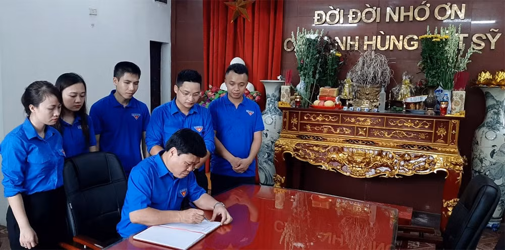 Tổng Biên tập Báo Tuyên Quang Mai Đức Thông ghi lưu bút tại Nhà tưởng niệm các anh hùng liệt sĩ hy sinh trên mặt trận Vị Xuyên tại Nghĩa trang liệt sĩ quốc gia Vị Xuyên. Ảnh: baotuyenquang.