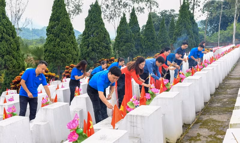 Đoàn báo Tuyên Quang thắp hương tưởng nhớ các anh hùng liệt sỹ tại Nghĩa trang liệt sỹ quốc gia Vị Xuyên (Hà Giang). Ảnh: baotuyenquang.