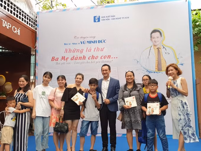 Tác giả tặng sách cho các độc giả tham gia buổi giao lưu