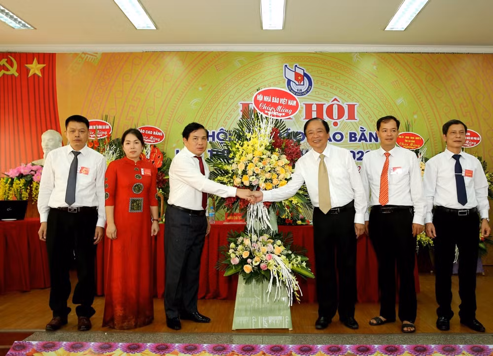 Nhà báo Mai Đức Lộc, Phó Chủ tịch Hội Nhà báo Việt Nam tặng hoa chúc mừng đại hội. (Ảnh: Sơn Hải)