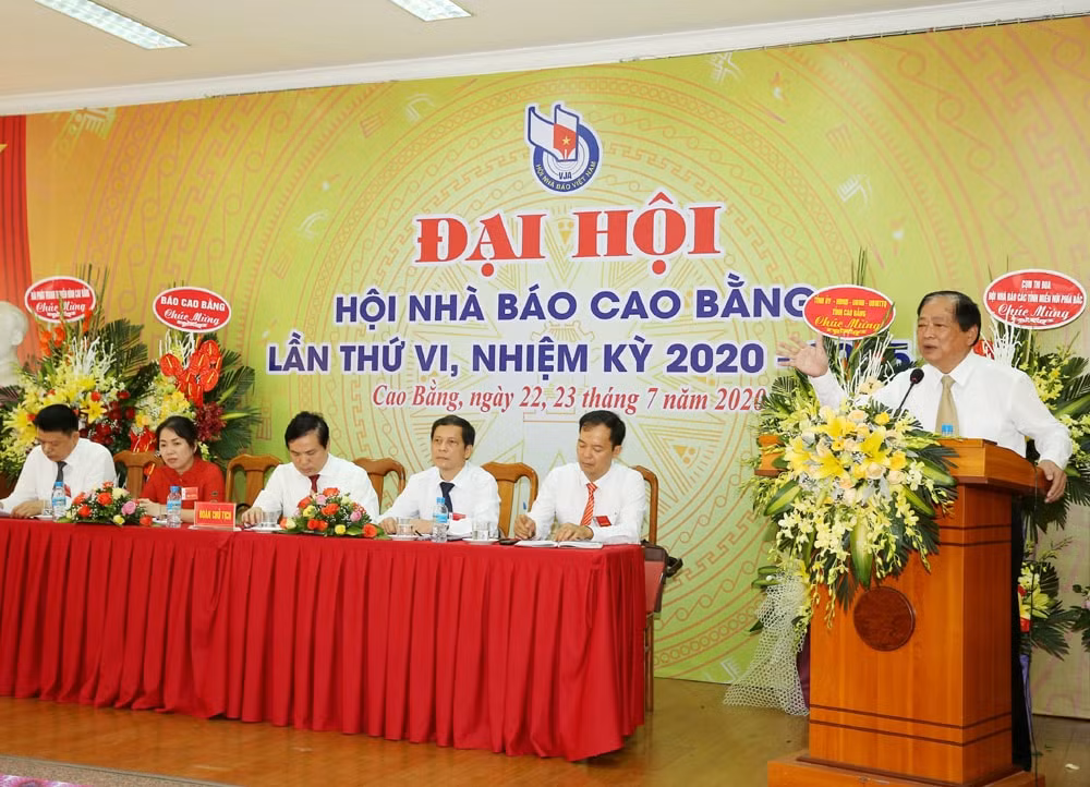 Nhà báo Mai Đức Lộc, Phó Chủ tịch Hội Nhà báo Việt Nam phát biểu tại đại hội. (Ảnh Sơn Hải)