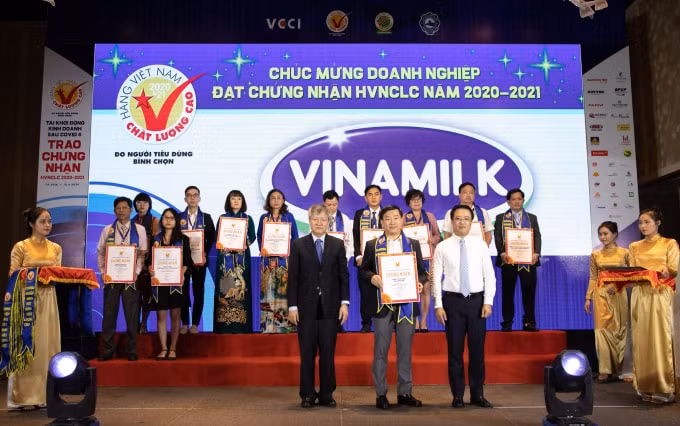 Ông Đỗ Thanh Tuấn – Giám đốc Đối ngoại Công ty Vinamilk (hàng đầu, thứ 5 từ trái sang) – tại Lễ vinh danh “Top 50 công ty kinh doanh hiệu quả nhất Việt Nam”