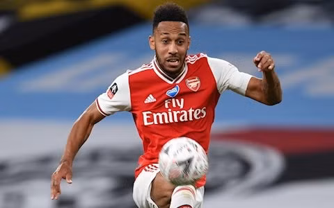 Cầu thủ Aubameyang sẽ được nhận mức lương 250,000 bảng/tuần nếu ở lại Arsenal. Ảnh: internet.