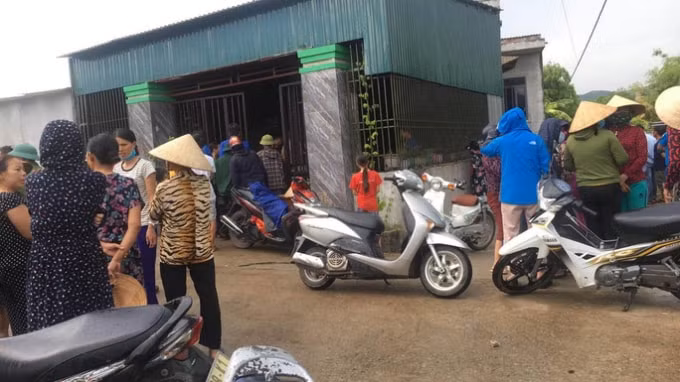 Căn nhà khóa trái bị cháy khiến 3 con nhỏ thiệt mạng, mẹ bị bỏng nặng. Ảnh: TL.