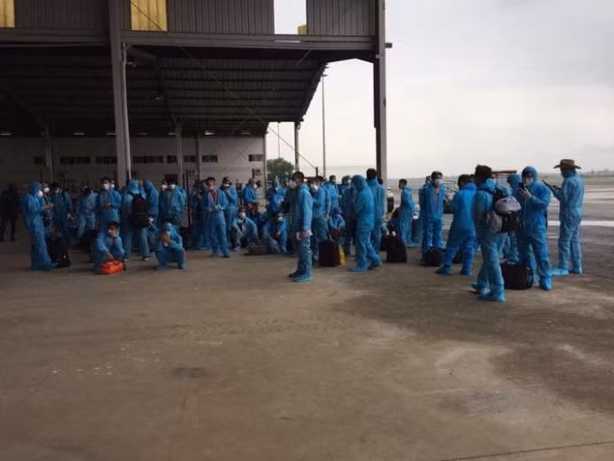 Các công dân từ Guinea Xích đạo được đón về nước. Ảnh: TL.