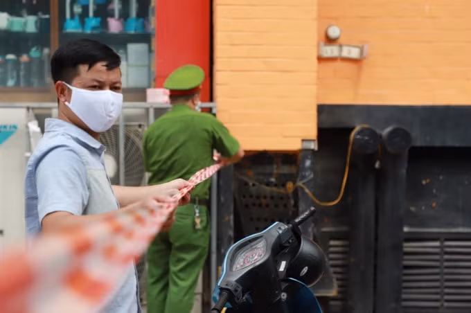Quán pizza trên phố Trần Thái Tông (Cầu Giấy, Hà Nội) bị phong tỏa. Ảnh: TL.
