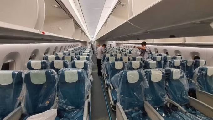 Tất cả các ghế ngồi trên máy bay được bọc nhựa. Ảnh: TL.