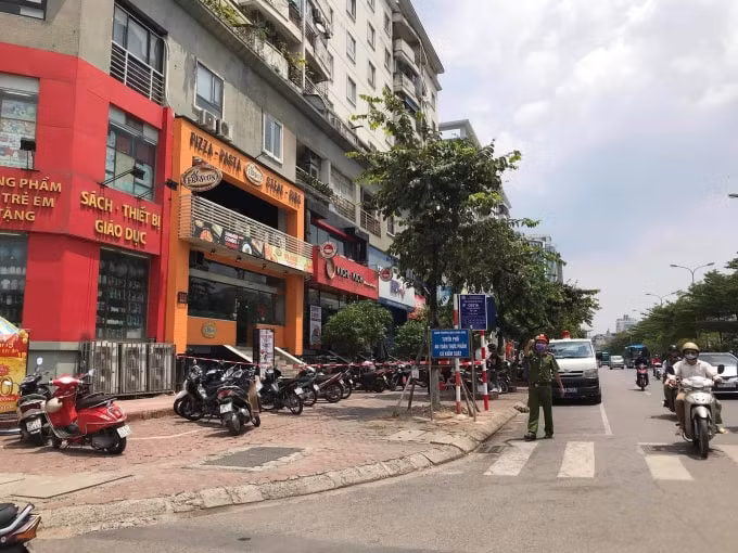 Khu vực 106 Trần Thái Tông nơi bệnh nhân 447 làm việc từ 16-28/7 được khử khuẩn trong sáng 29/7. Ảnh: Ngọc Hải