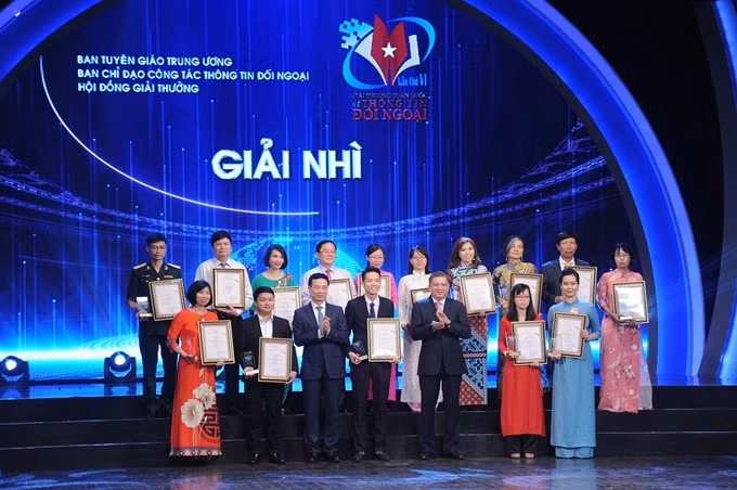 Đồng chí Nguyễn Mạnh Hùng, Bộ trưởng Bộ Thông tin và Truyền thống Việt Nam và đồng chí Nguyễn Văn Giàu, Chủ nhiệm Ủy ban Đối ngoại Quốc hội Việt Nam trao thưởng cho các tác giả đạt giải Nhì.
