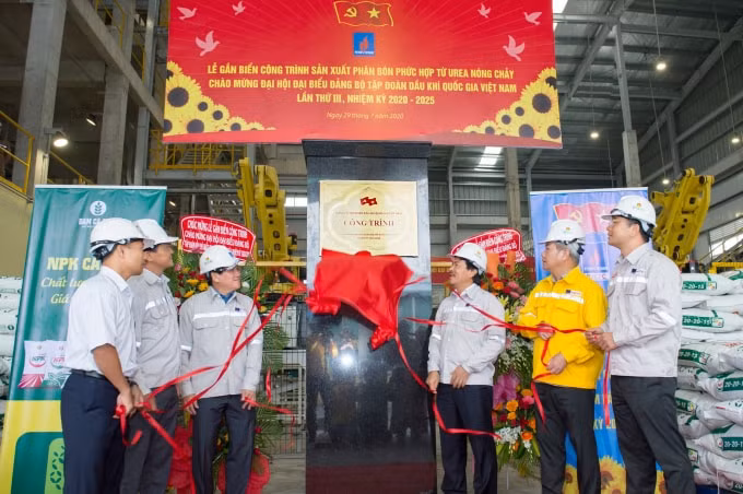 Nghi thức gắn biển công trình sản xuất phân bón phức hợp từ urea nóng chảy chào mừng Đại hội Đảng bộ Tập đoàn lần III, nhiệm kỳ 2020-2025