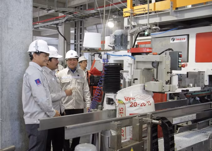 Đoàn đại biểu tham quan dây chuyển sản xuất phân bón phức hợp từ urea nóng chảy của Đạm Cà Mau