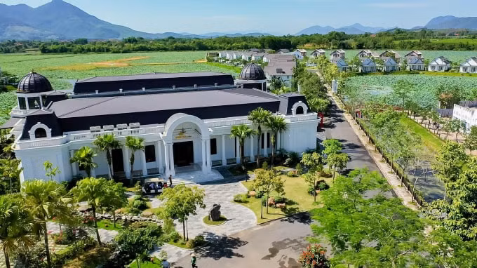 Trung tâm hội nghị quốc tế Golden Lotus Palace – Vườn Vua Resort & Villas.