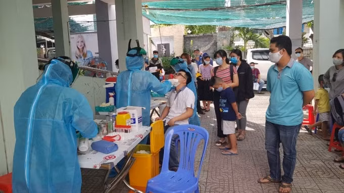 Giám đốc Trung tâm kiểm soát bệnh tật TP.HCM cho rằng, trong gia đình chỉ có 1 người đi Đà Nẵng nhưng cả gia đình kéo tới khai báo y tế để được xét nghiệm dẫn đến số lượng đông và không đúng thực tế.