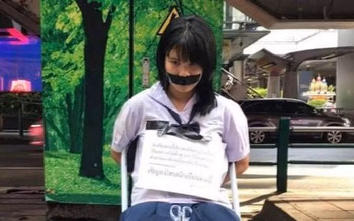 Hình ảnh cô bé Stewamaporn Nivas tự trói mình để phản đối quy định học đường Thái Lan. Ảnh: internet.