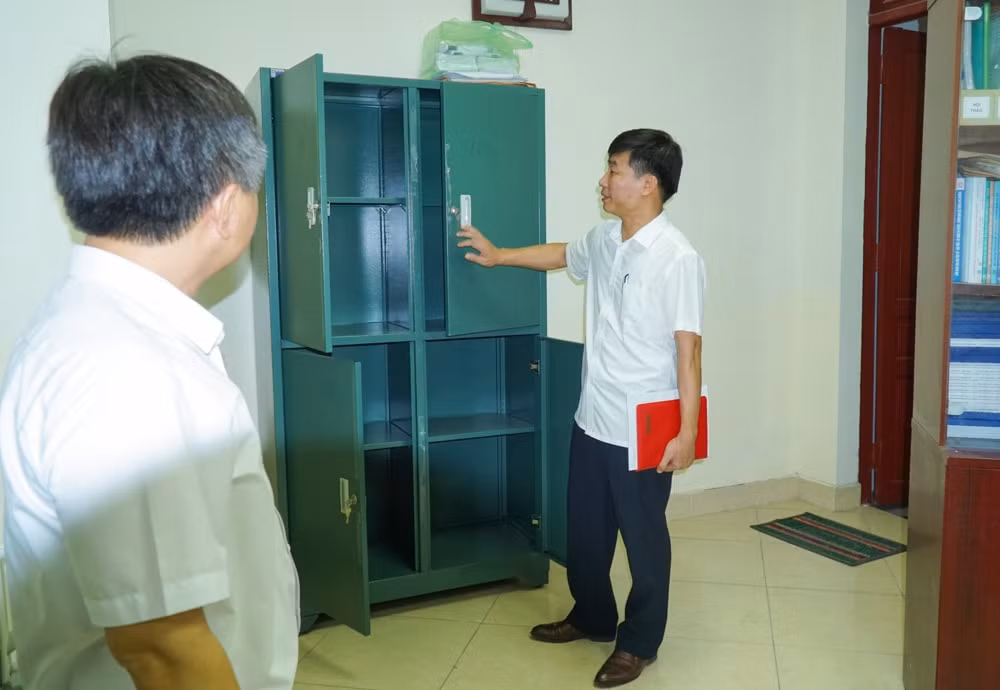 Kiểm tra tủ đựng đề thi, bài thi tại điểm thi Trường THPT chuyên Đại học Vinh (Nghệ An). Ảnh: internet.