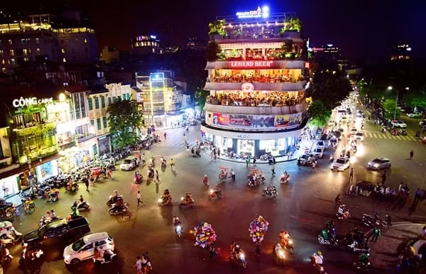 Khu vực Hồ Gươm - trung tâm Hà Nội thường có đông khách du lịch vào ban đêm