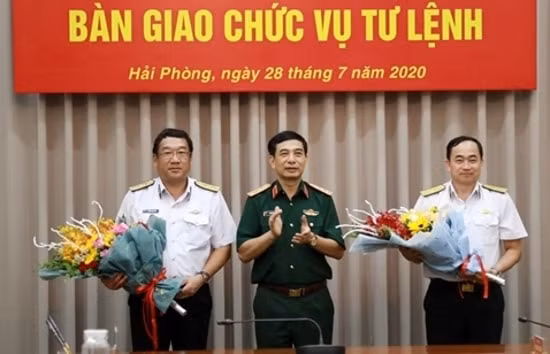 Thượng tướng Phan Văn Giang, Tổng Tham mưu trưởng, Thứ trưởng Bộ Quốc phòng chúc mừng đồng chí Phạm Hoài Nam và đồng chí Trần Thanh Nghiêm