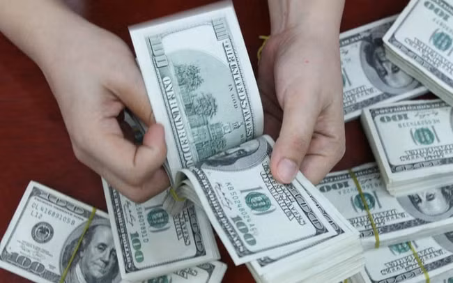 Đồng USD không ngừng lao dốc, đang xuống gần mức thấp nhất trong vòng 4 tháng qua. Ảnh: TL
