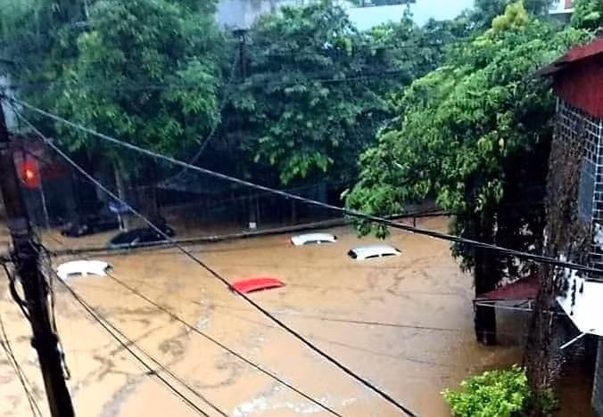 Đường phố biến thành sông. Ảnh: TL.