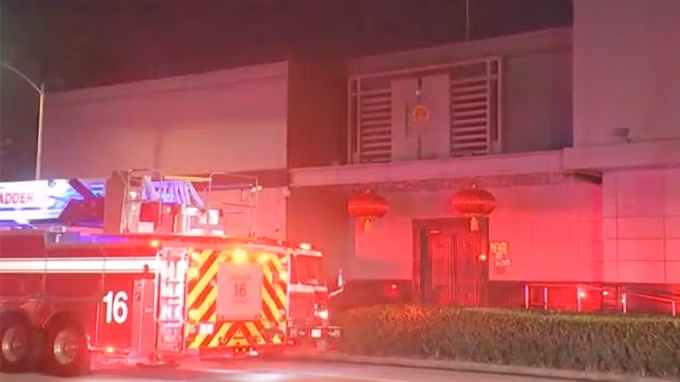 Xe chữa cháy bên ngoài Tổng lãnh sự quán Trung Quốc tại Houston - Ảnh: Reuters