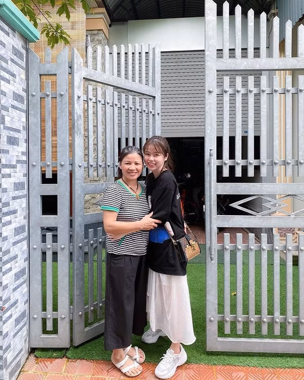 Bạn gái Quỳnh Anh ôm mẹ Quang Hải trong lần đầu về nhà ra mắt. Ảnh: kenh14.