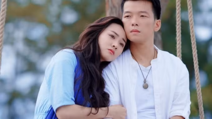 Trúc Mai vào vai cô gái mù tột cùng dịu dàng, yếu đuối khi yêu nhưng lại mạnh mẽ khi đứng trước kẻ thù.
