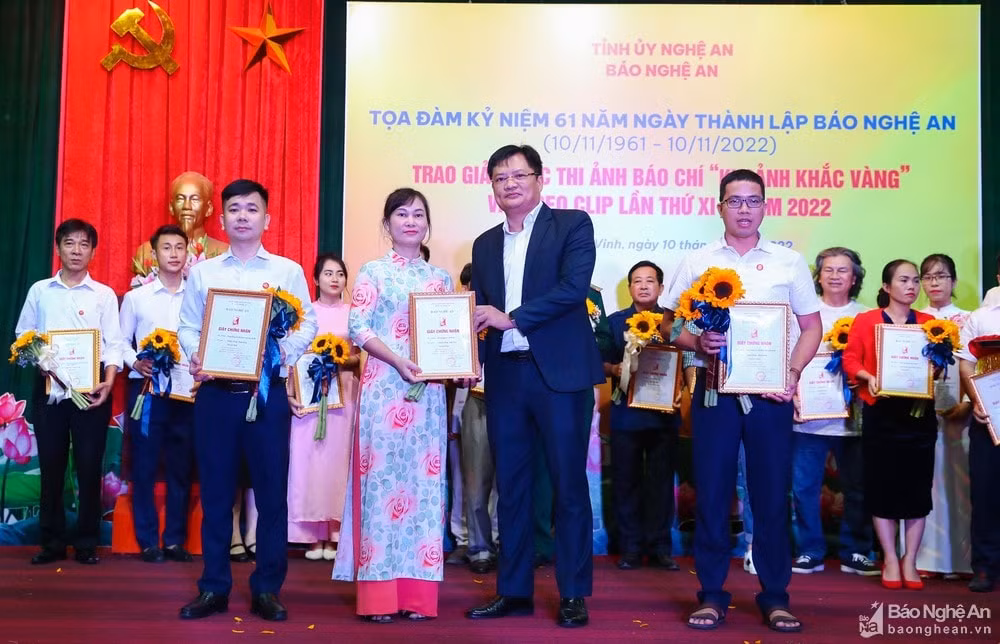 12 tac pham anh 8 video clip duoc trao giai tai cuoc thi khoanh khac vang bao nghe an nam 2022 hinh 1