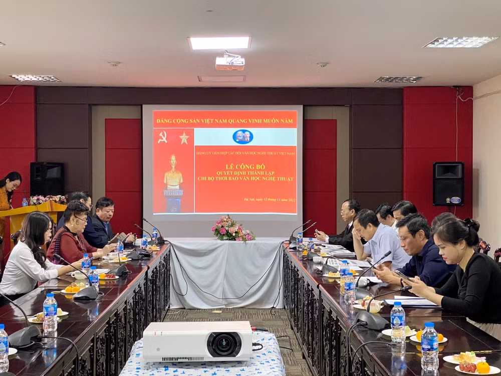 le cong bo va don nhan quyet dinh thanh lap chi bo thoi bao van hoc nghe thuat hinh 2