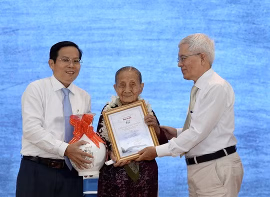 bao nguoi lao dong trao giai cho cuoc thi viet nguoi thay kinh yeu hinh 1