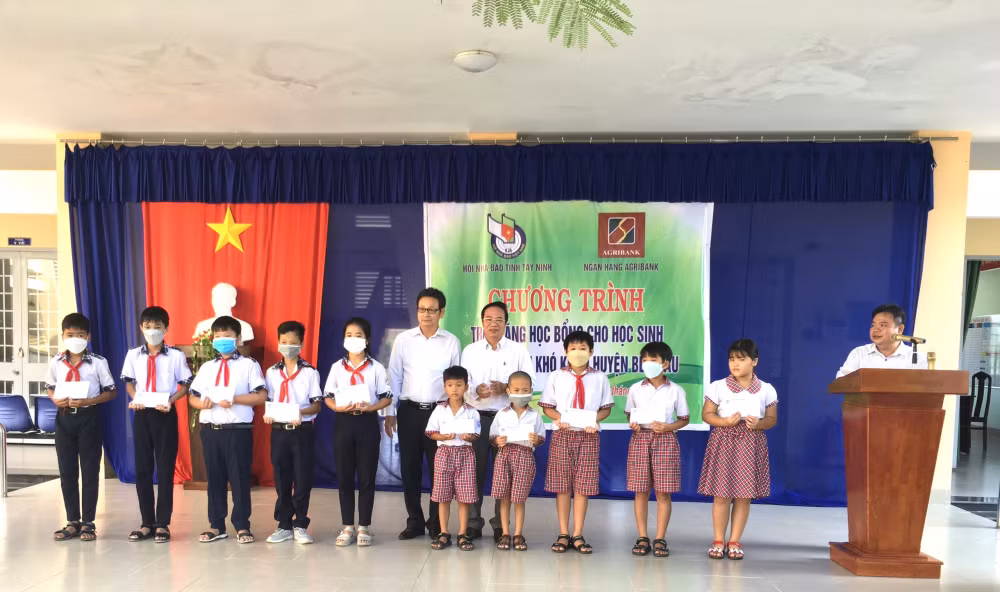 hoi nha bao tay ninh trao hoc bong cho hoc sinh co hoan canhkho khan o ben cau va trang bang hinh 2