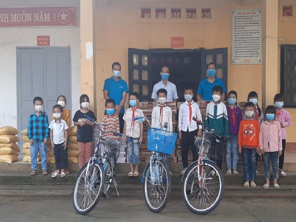 nguoi cong nhan trao gui nhung yeu thuong tham lang hinh 2