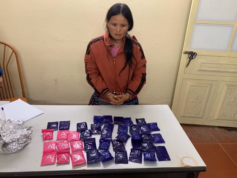 bat nu quai cong gan 8000 vien ma tuy di tieu thu hinh 1