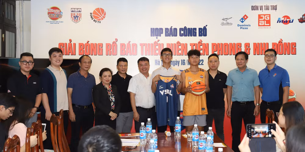 bao thieu nien tien phong va nhi dong cong bo giai bong ro danh rieng cho hoc sinh hinh 1
