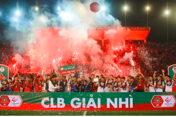 clb hai phong bi phat 70 trieu dong vi de khan gia dot phao sang hinh 1