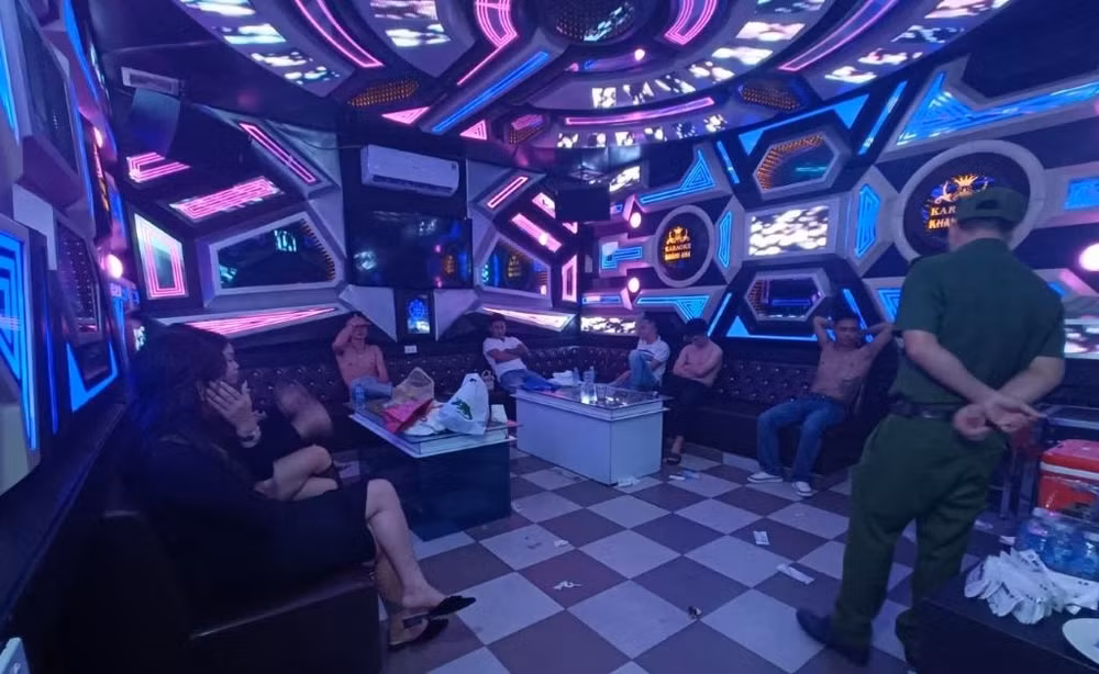 bat qua tang 14 doi tuong su dung ma tuy trong quan karaoke o vinh hinh 1