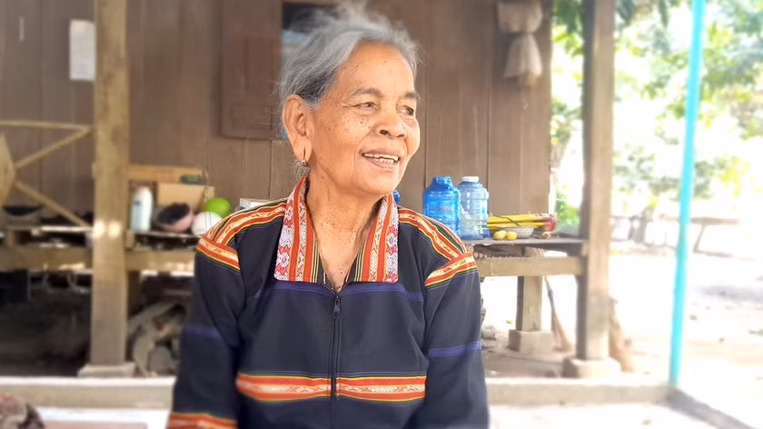 nu gia lang ksor hlam guong sang trong cong dong nguoi gia rai hinh 1