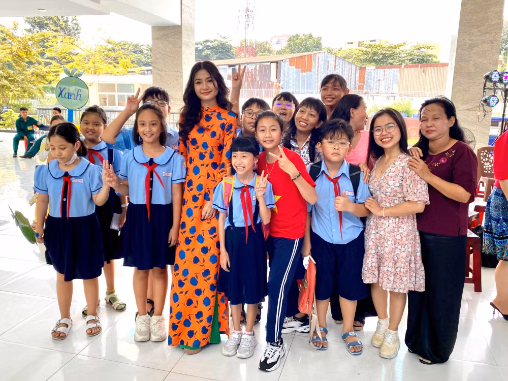 hoa hau nguyen thanh ha lam giam khao cuoc thi ve moi truong hinh 2