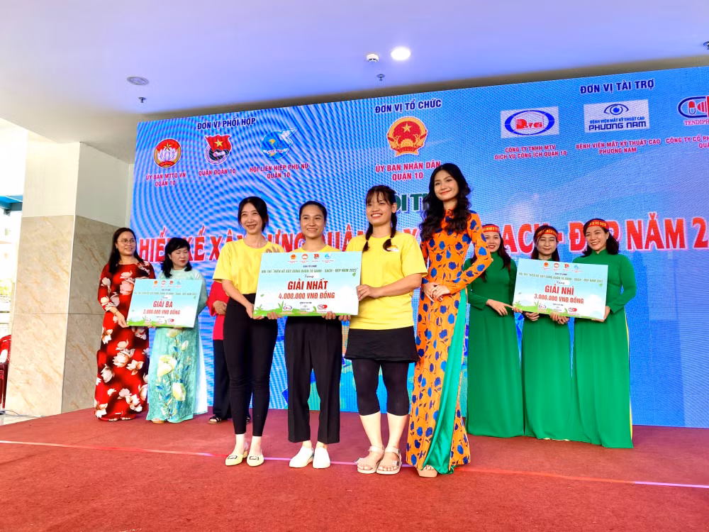 hoa hau nguyen thanh ha lam giam khao cuoc thi ve moi truong hinh 1