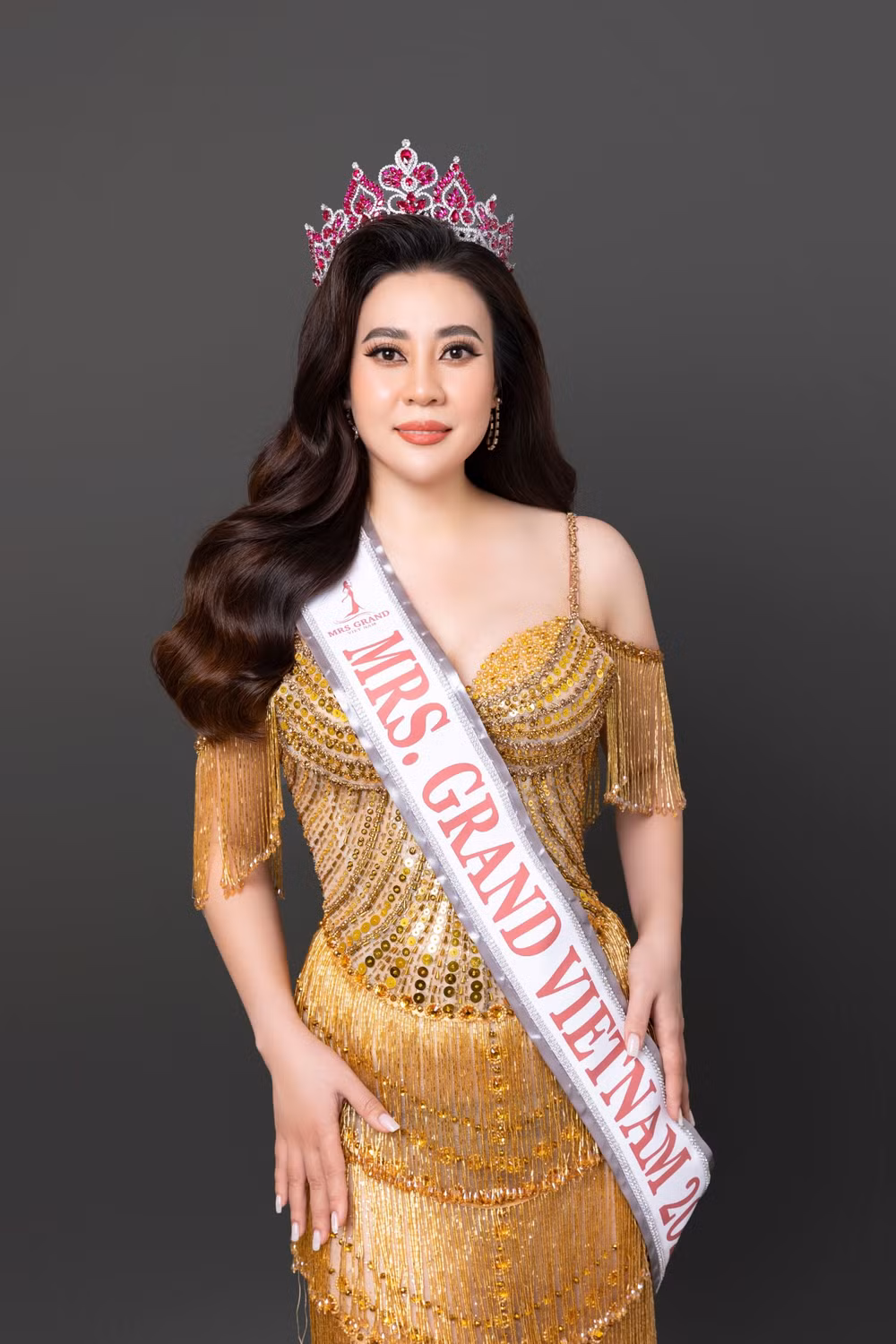 phan kim oanh mang trang phuc da hoi cua ntk brian vo den mrs grand international 2022 hinh 2