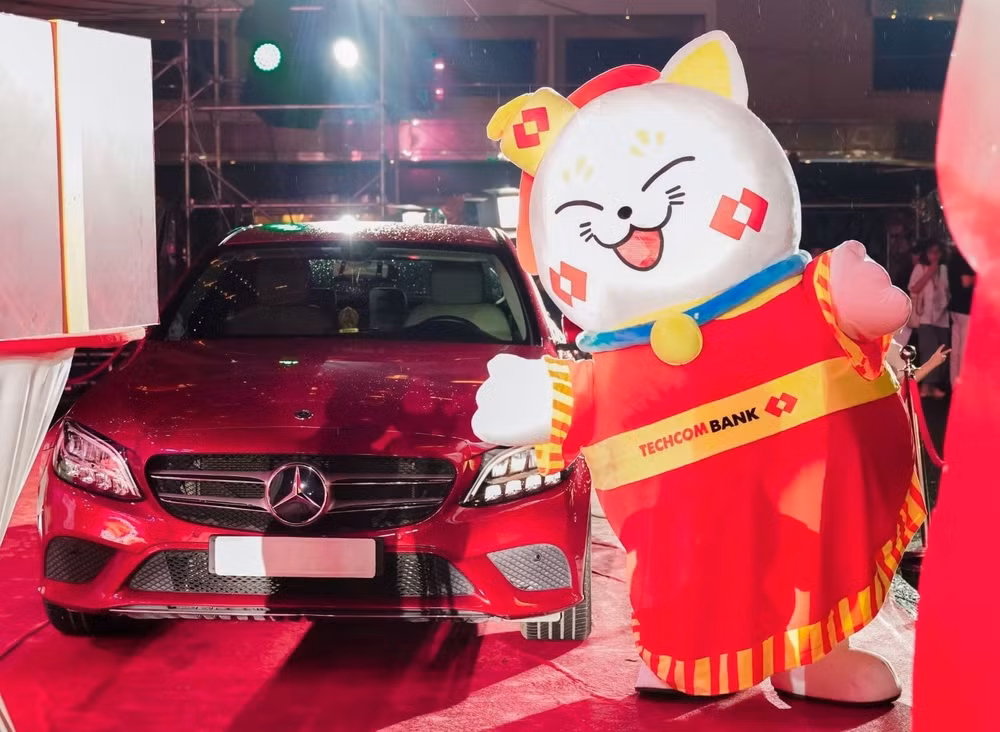 techcombank choi lon tri an khach hang hang tram nghin qua tang meo dai cat tri gia den 100 ty dong hinh 1