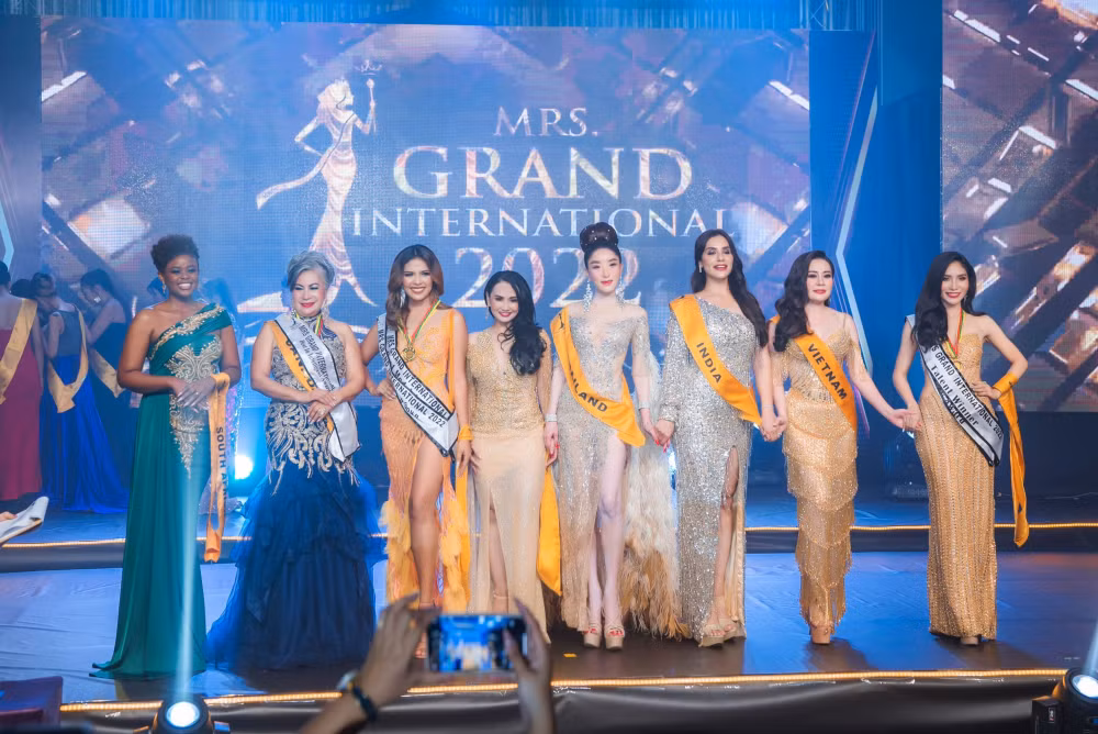 phan kim oanh long lay dang quang mrs grand international 2022 hinh 4
