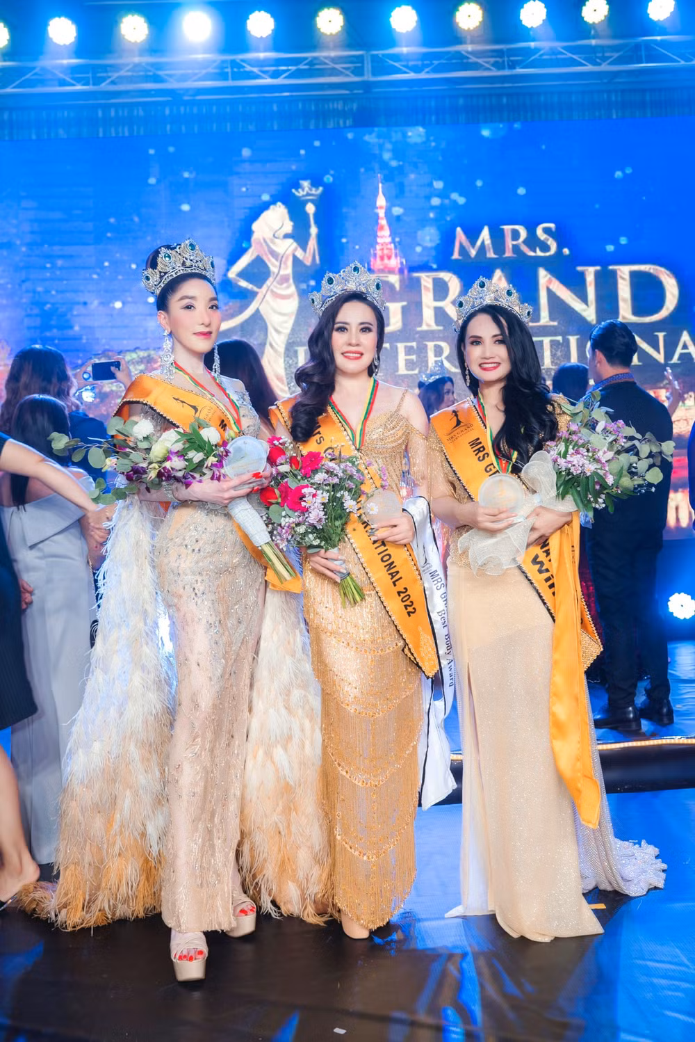 phan kim oanh long lay dang quang mrs grand international 2022 hinh 8